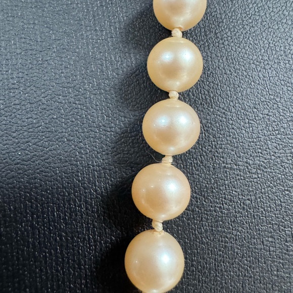 Mid century knotted faux pearls - Picture 2 of 11